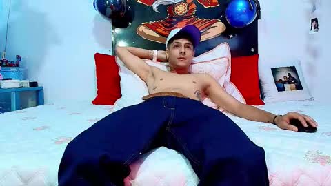 elias_salvatore_ online show from March 12, 6:44 pm