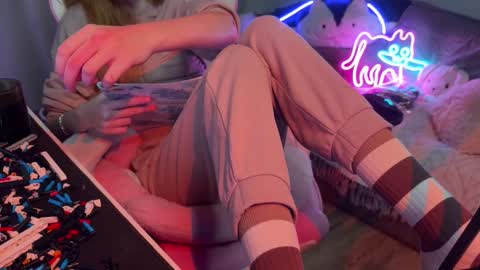 Elisa North online show from October 9, 6:13 pm