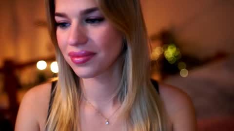 Snapshot of elister_alison chatting on October 15, 9:10 am Sunflower  online show from October 15, 9:10 am