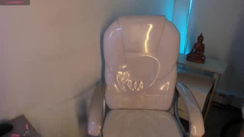 Elizabeth  online show from March 12, 1:15 pm