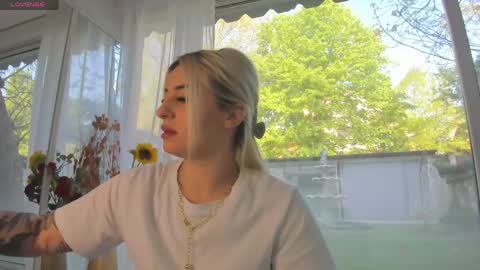 ella_vee online show from April 24, 5:53 am
