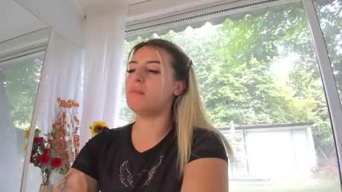 ella_vee online show from July 16, 6:06 am