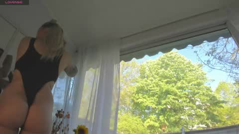 ella_vee online show from April 25, 6:26 am
