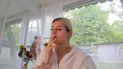 ella_vee online show from May 2, 5:46 am
