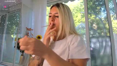 ella_vee online show from July 2, 4:28 am