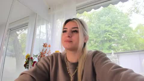 ella_vee online show from April 29, 6:29 am
