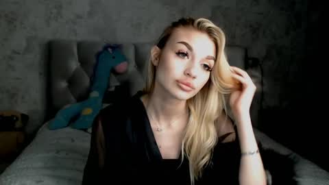 ellamilla online show from April 19, 6:10 pm