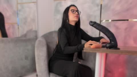  ella  online show from November 22, 12:03 pm