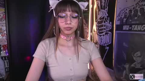 Snapshot of elle_uwu chatting on September 23, 8:37 pm follow me on instagram . online show from September 23, 8:37 pm