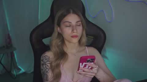 elliecutes online show from July 13, 9:13 am