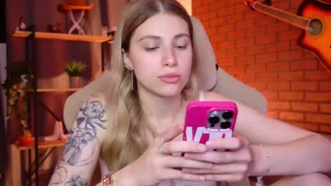 elliecutes online show from June 15, 8:39 am