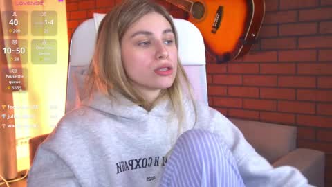 elliecutes online show from April 26, 1:42 pm