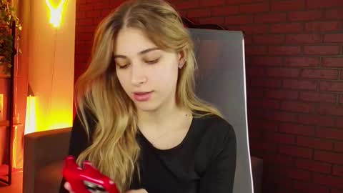 elliecutes online show from December 2, 9:07 am