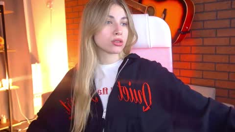 elliecutes online show from April 25, 9:11 am