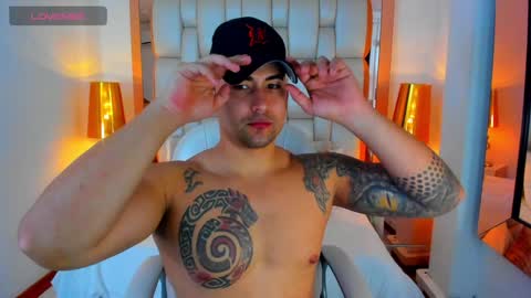 Snapshot of elliott_veelez chatting on January 31, 8:22 pm E L L I O T V E L E Z online show from January 31, 8:22 pm