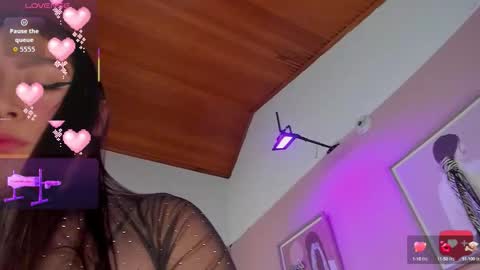 Elodie  online show from September 26, 1:30 pm