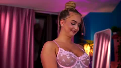Elyssa online show from June 30, 7:01 pm