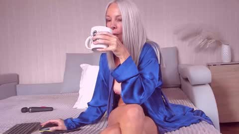 Snapshot of elza_mature chatting on October 21, 9:14 am Elza online show from October 21, 9:14 am