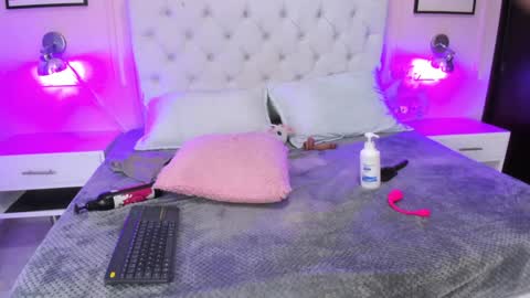 Snapshot of emelie_ch_ chatting on December 6, 5:36 am Emily  online show from December 6, 5:36 am