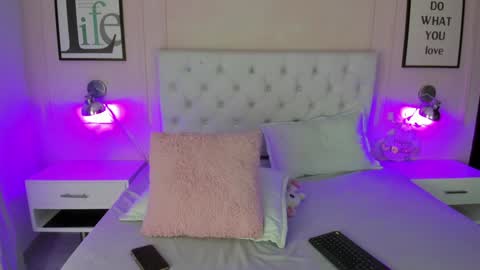 Snapshot of emelie_ch_ chatting on December 7, 5:21 am Emily  online show from December 7, 5:21 am