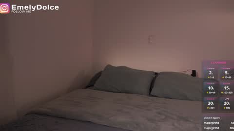 Snapshot of emely_dolce chatting on January 25, 2:04 am ana online show from January 25, 2:04 am