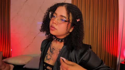 Snapshot of emiilycollins1 chatting on January 11, 11:35 pm online show from January 11, 11:35 pm