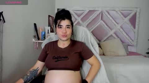 emilayton_ online show from March 11, 9:07 pm