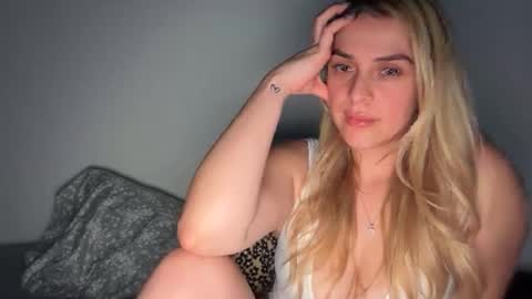 emilelovesyou online show from December 19, 5:36 am