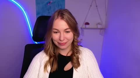 Snapshot of emilia_ilia chatting on October 22, 5:32 am Emilia online show from October 22, 5:32 am