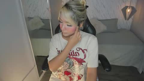 emilly_mell online show from December 22, 11:39 am