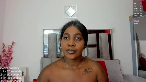 Emilly Roa online show from May 10, 1:39 pm