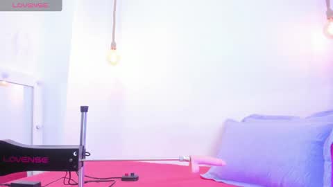 Snapshot of emily_cooper20_ chatting on February 2, 7:25 pm Emily online show from February 2, 7:25 pm