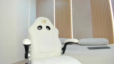 emily_kovac online show from March 12, 11:58 am