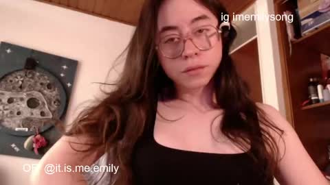 emily_pearl_ online show from May 3, 9:43 pm