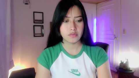 Snapshot of emily_swan_04 chatting on February 17, 11:33 pm Emily  Swan online show from February 17, 11:33 pm