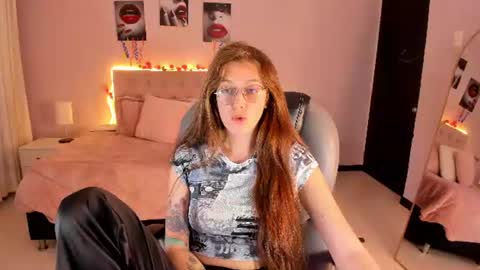 emily_warren__ online show from July 21, 8:22 pm