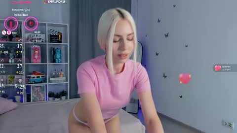 Hey i am  Emily     am -  pm online show from August 3, 5:08 pm