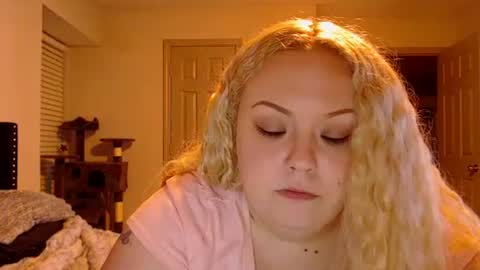 Snapshot of emilysgotissues chatting on September 28, 8:34 am Emily Bankz online show from September 28, 8:34 am