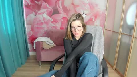 EmilyWalkers online show from January 3, 9:58 am
