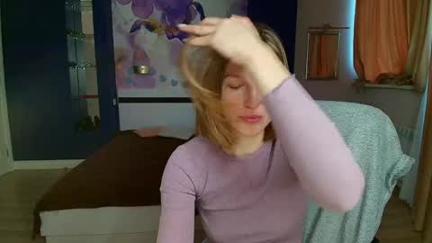 EmilyWalkers online show from December 15, 6:51 am
