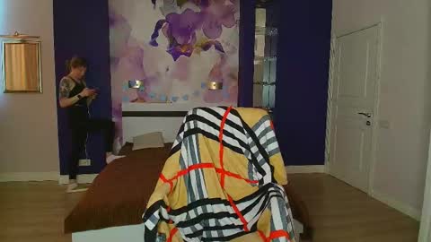 EmilyWalkers online show from March 12, 7:57 am