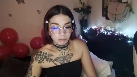 Snapshot of emilywhitee_ chatting on October 22, 3:10 am Valentina independent model online show from October 22, 3:10 am