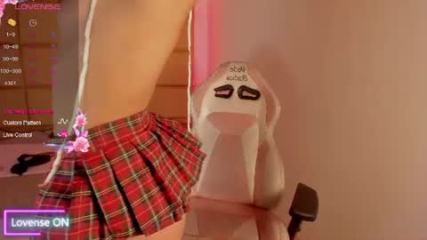 emma__js_ online show from June 12, 1:32 pm