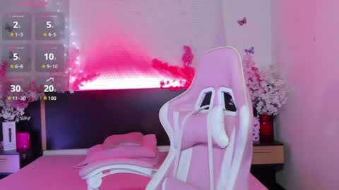 emma_ayala online show from August 4, 7:10 pm