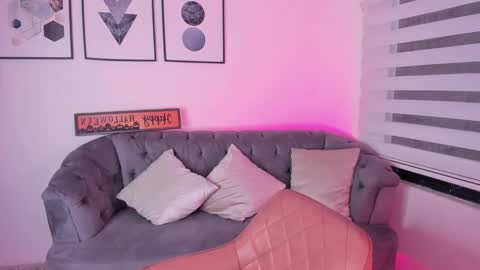 Snapshot of emma_fox6 chatting on October 31, 1:44 pm emma_fox6 online show from October 31, 1:44 pm