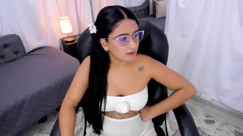 Snapshot of emma_morrison chatting on October 10, 1:44 am emma_morrison online show from October 10, 1:44 am