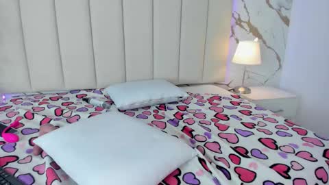 emma_whitee_ online show from November 18, 4:10 pm