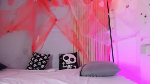 emmaclark_1 online show from October 25, 9:59 pm