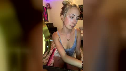 emmaraee online show from May 16, 2:08 am