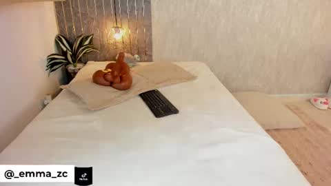 emmazc_ online show from August 3, 8:48 pm